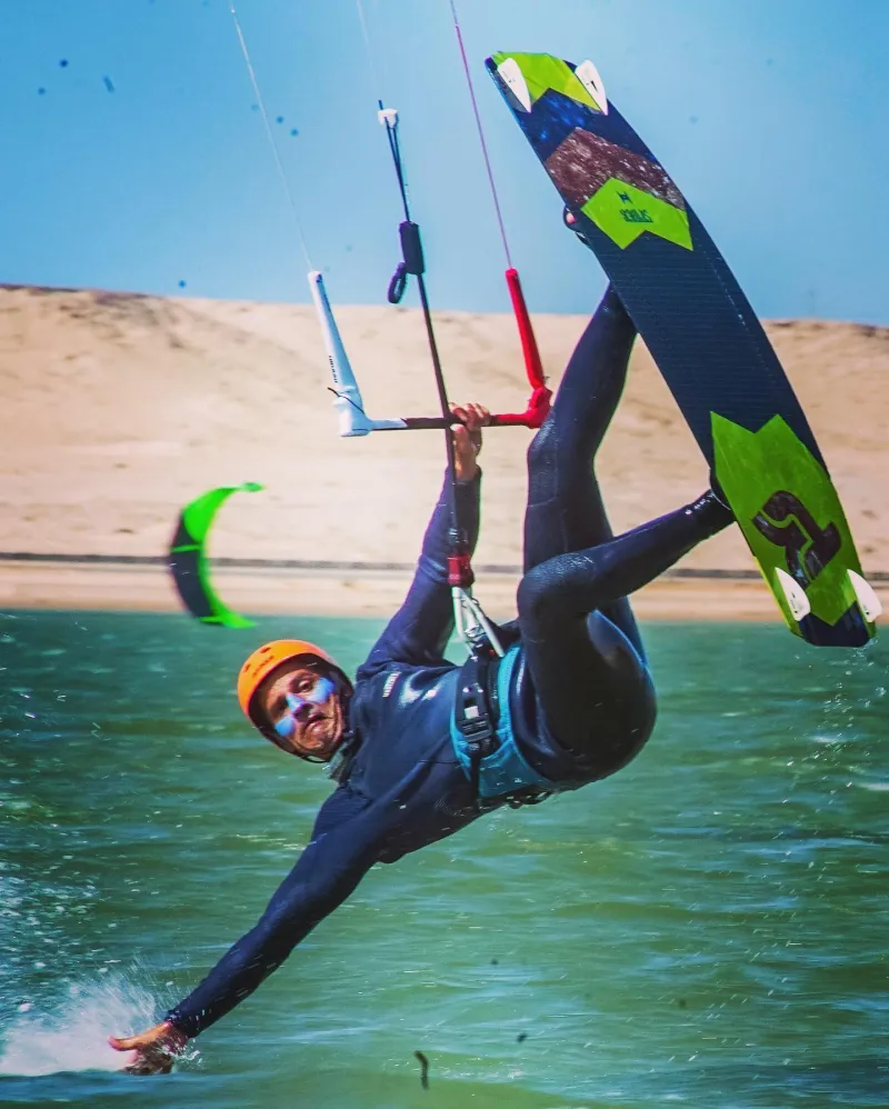 Jérémy Romain en action, moniteur de kitesurf KWM